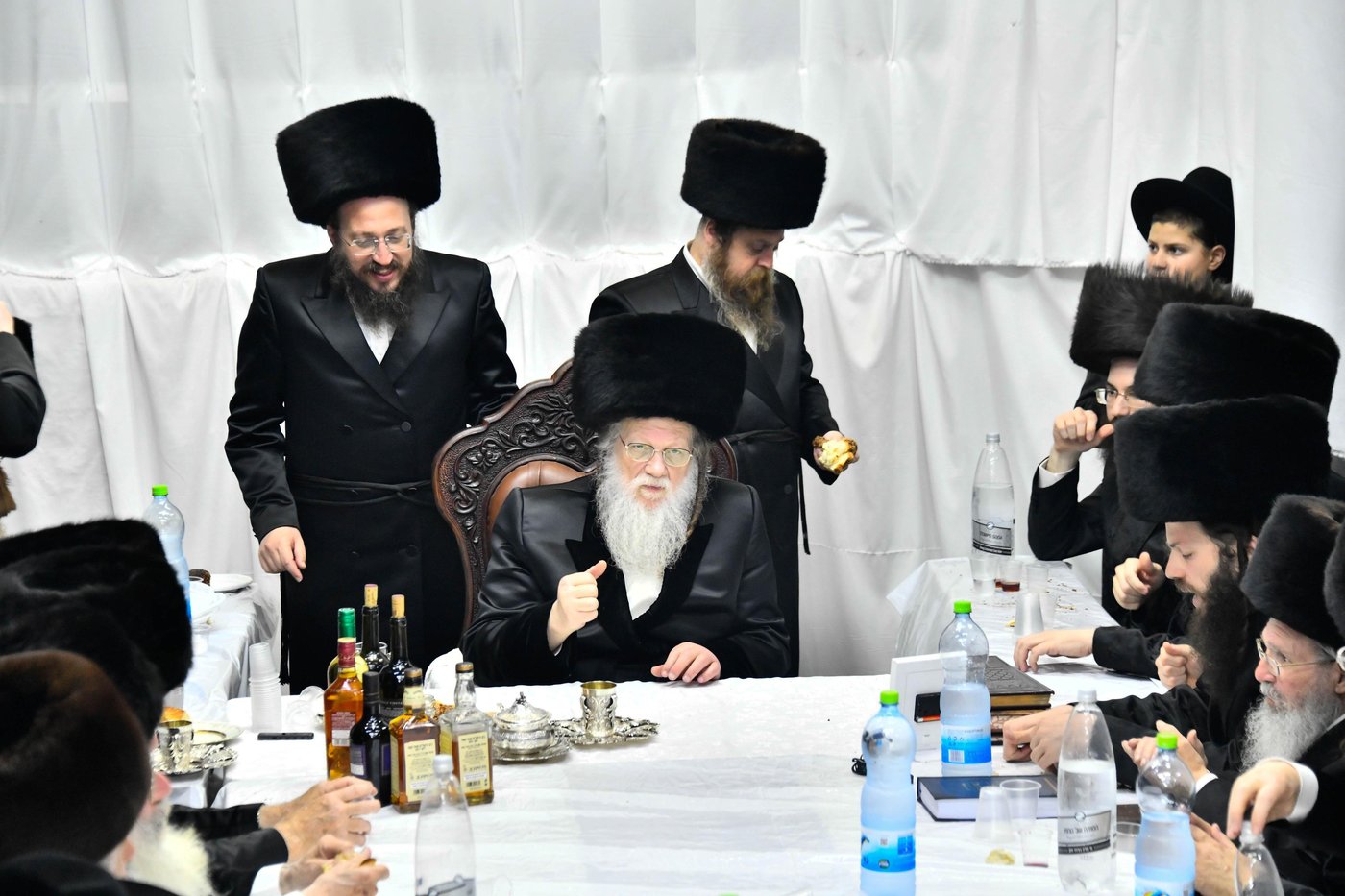 טיש הושענא רבה בחצה"ק מודז'יץ