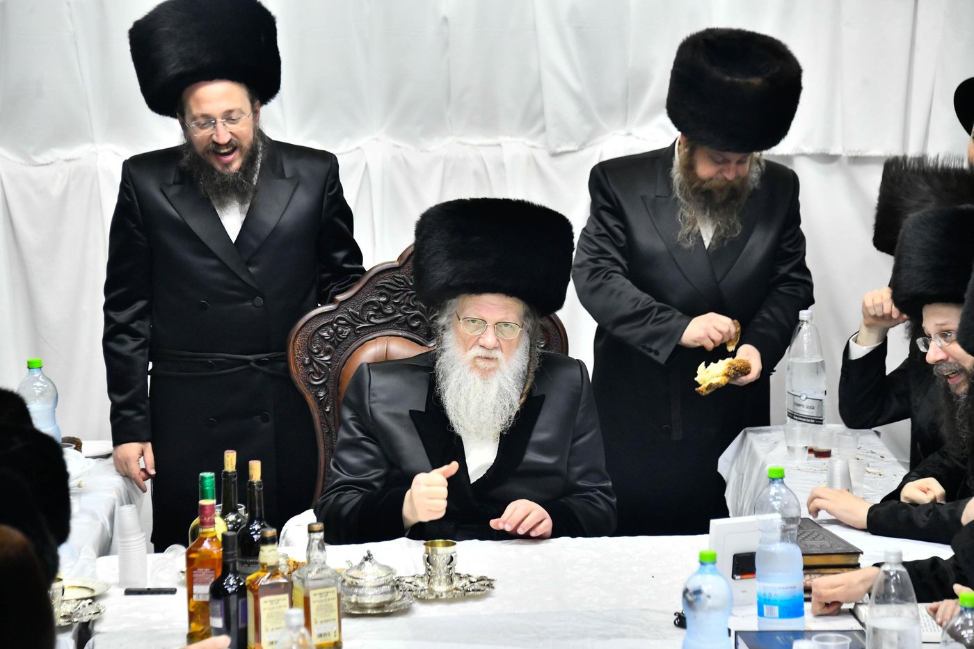 טיש הושענא רבה בחצה"ק מודז'יץ