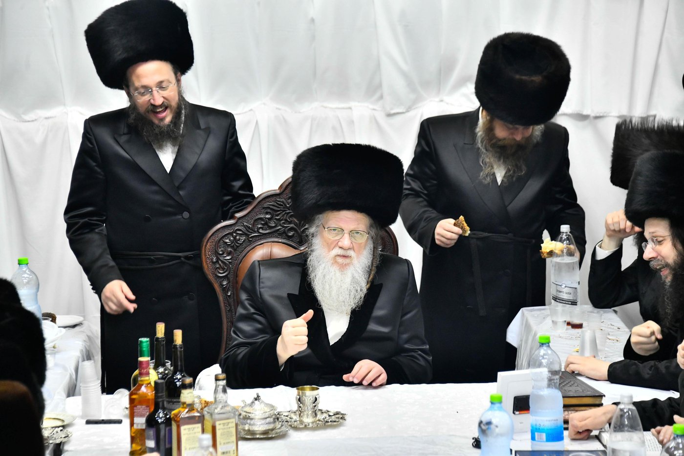 טיש הושענא רבה בחצה"ק מודז'יץ