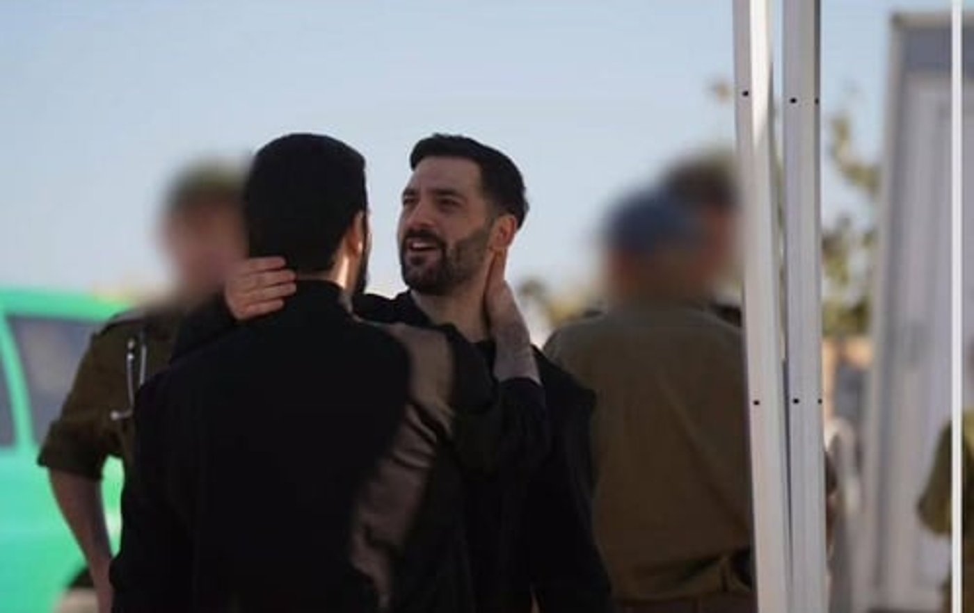 האחים גלי וזיו ברמן בחיבוק ראשון אחרי השבי הממושך 