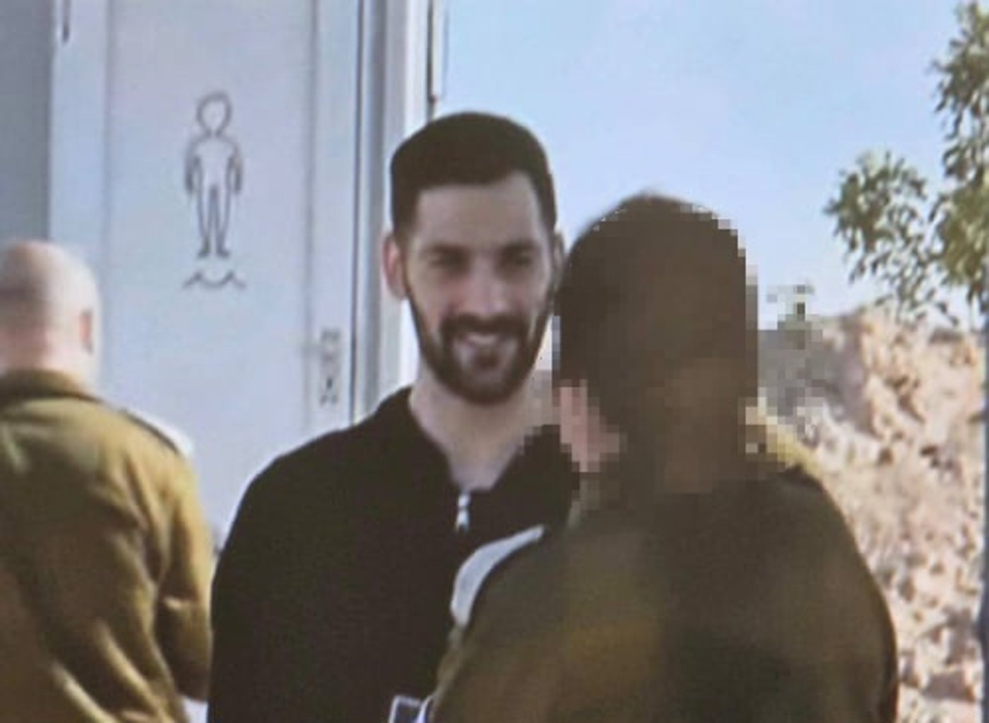 גלי ברמן מחייך בשטח ישראל