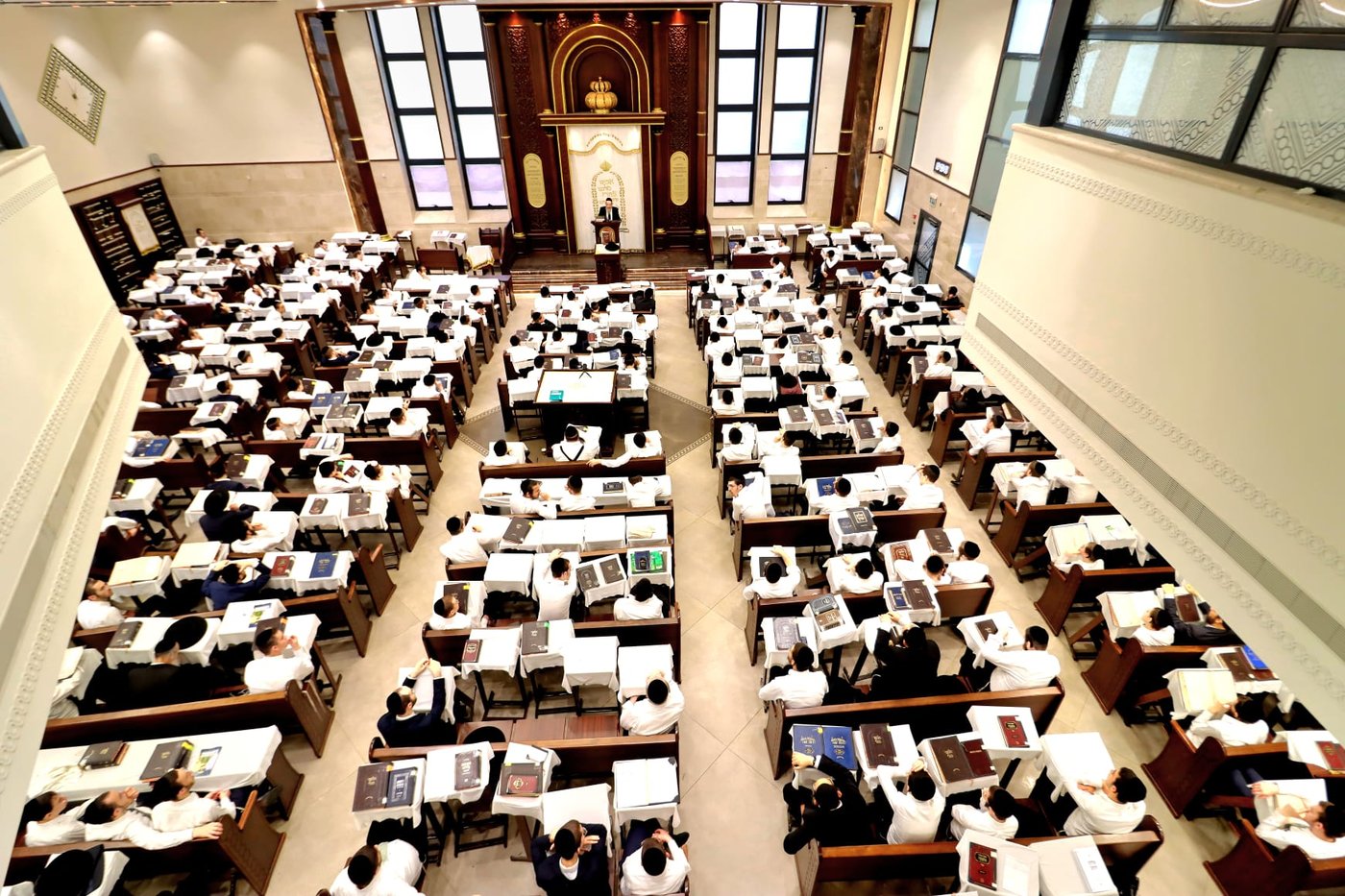 הגאון רבי חיים פרץ ברמן בשיעור בבית כנסת חניכי הישיבות 