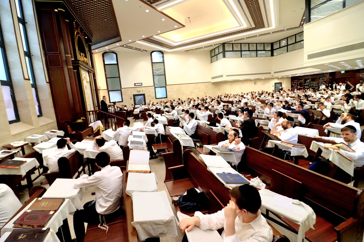 הגאון רבי חיים פרץ ברמן בשיעור בבית כנסת חניכי הישיבות 