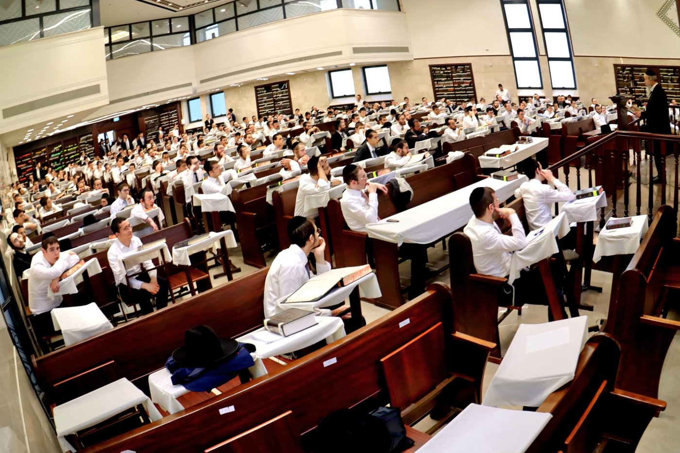 הגאון רבי חיים פרץ ברמן בשיעור בבית כנסת חניכי הישיבות 