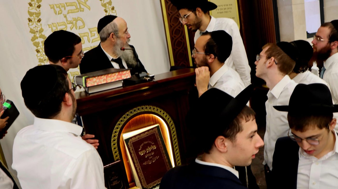 הגאון רבי חיים פרץ ברמן בשיעור בבית כנסת חניכי הישיבות 