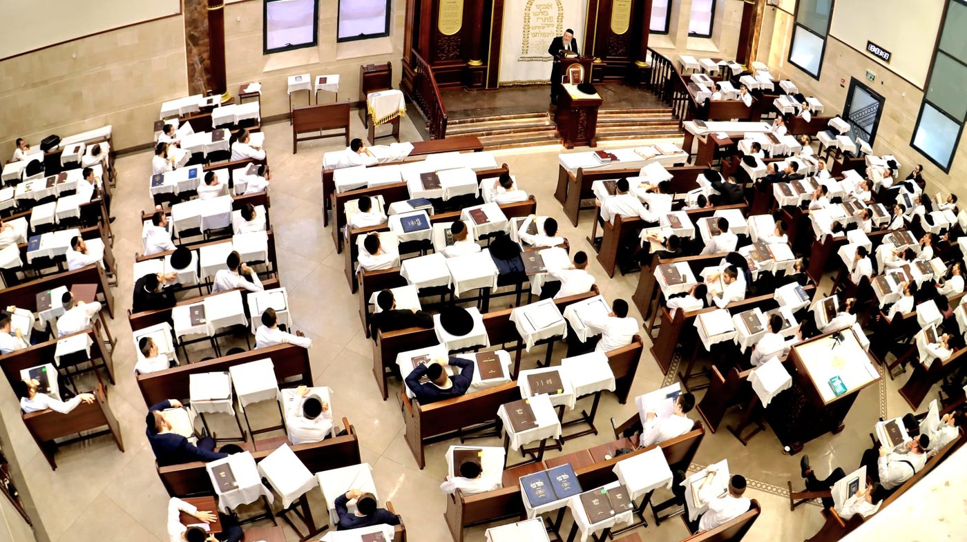 הגאון רבי חיים פרץ ברמן בשיעור בבית כנסת חניכי הישיבות 