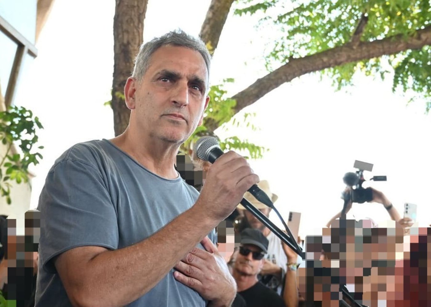 האב מספיד בהלוויה