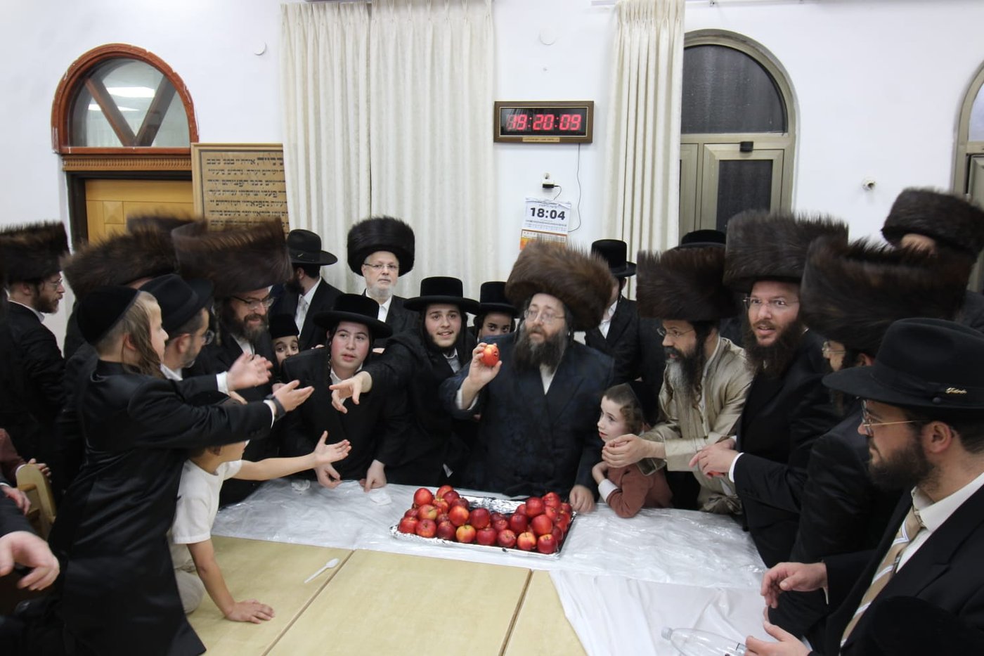 ירח האיתנים בחצה"ק צאנז ז'מיגראד