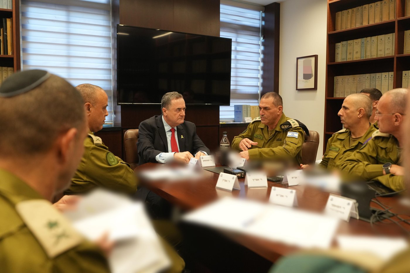 שר הביטחון לצד הרמטכ"ל ובכירי צה"ל