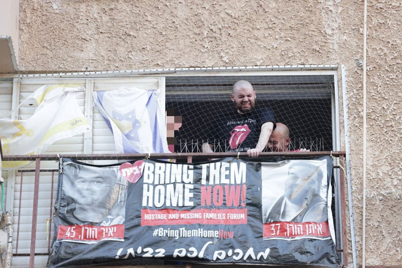 איתן הורן יצא למרפסת ביתו ודמע מול הקהל המריע: "תמיד האמנתי שאגיע, ייקח לי כמה ימים לעכל"