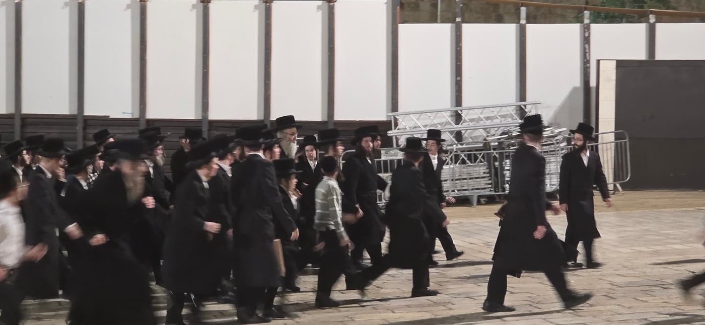 האדמו"ר מויז'ניץ בית שמש בכותל המערבי