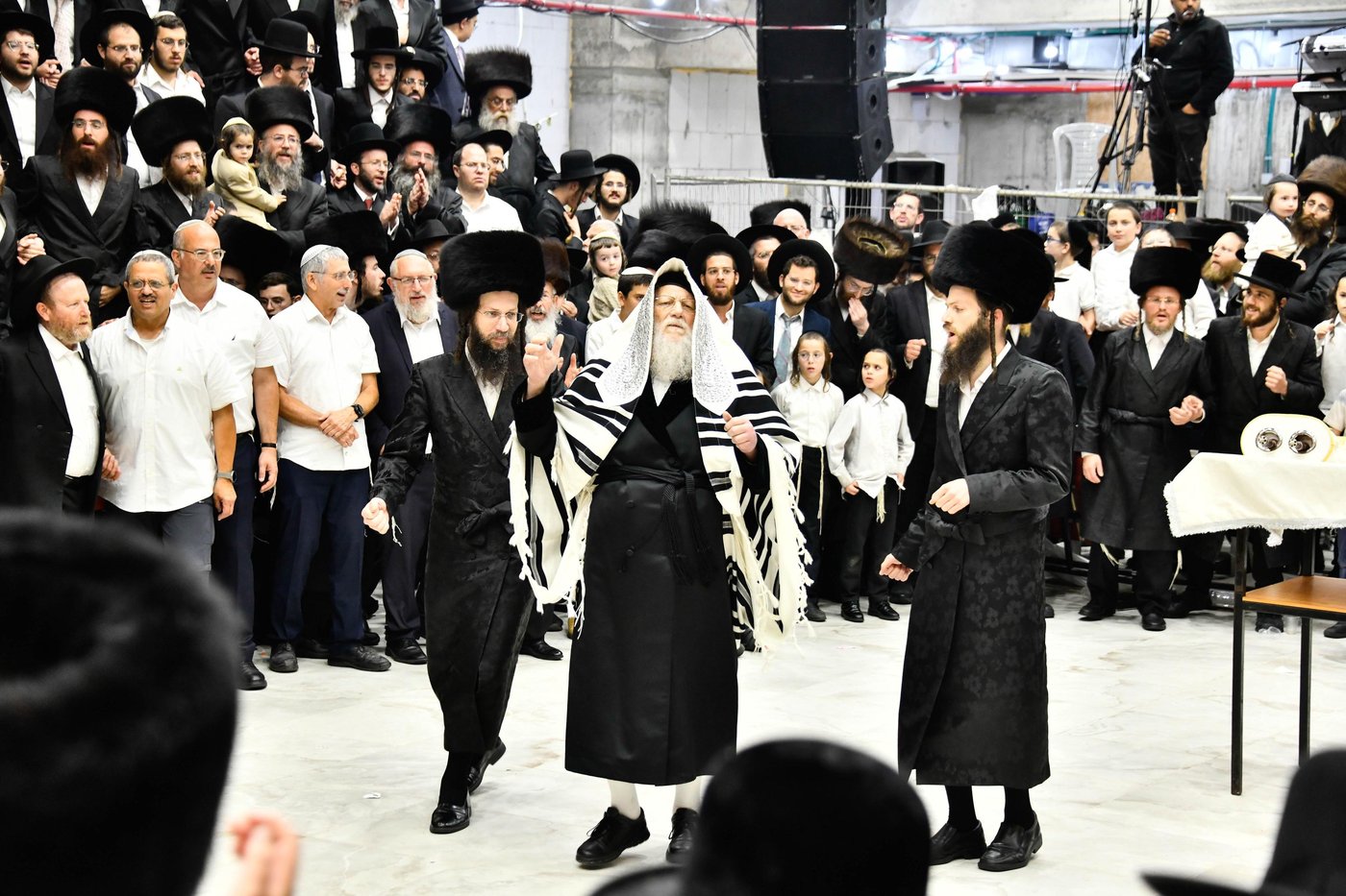 הקפות שניות בחצה"ק מודז'יץ