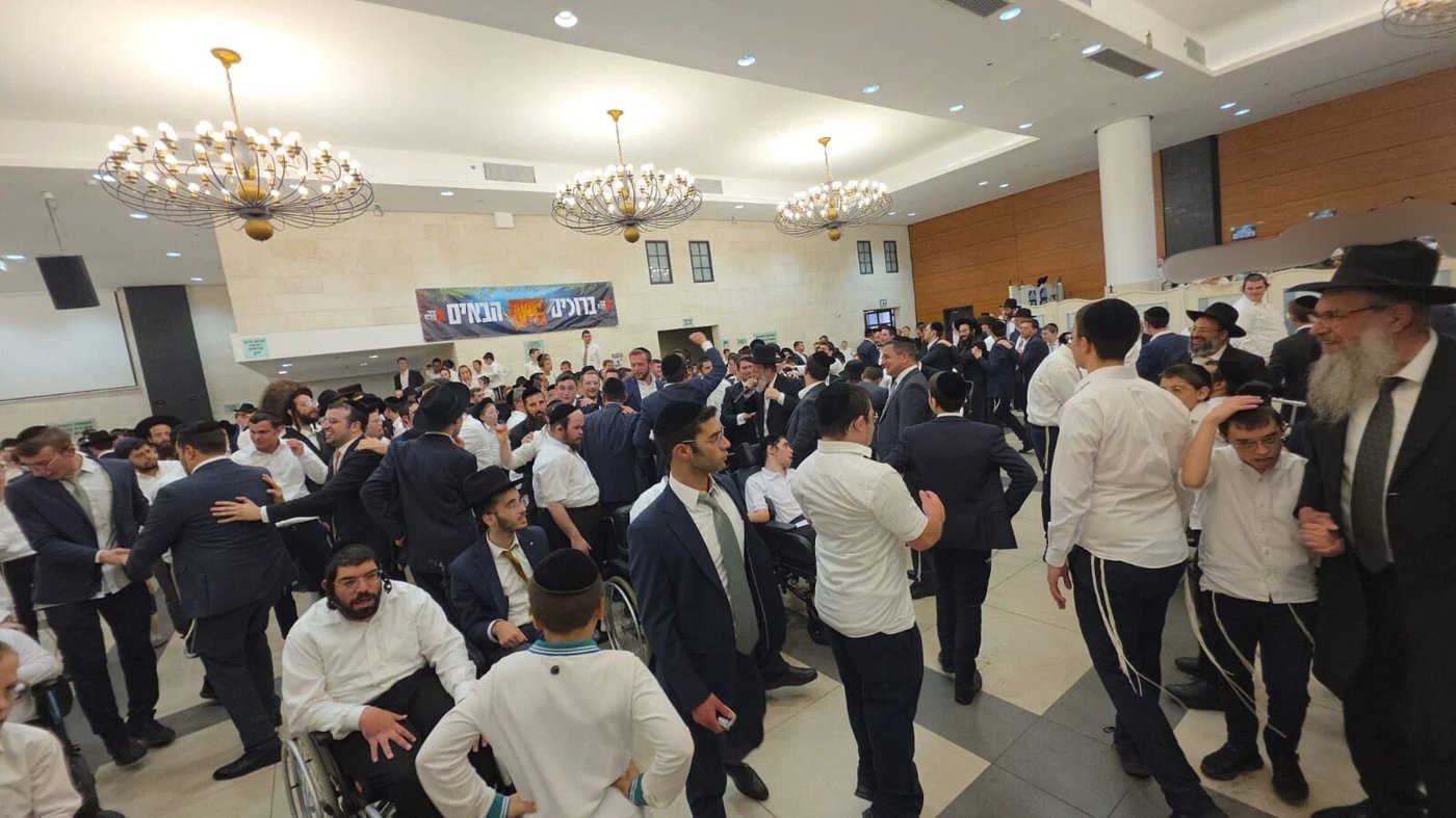 שמחת בית השואבה המסורתית של עזר מציון בראשות גדולי ישראל