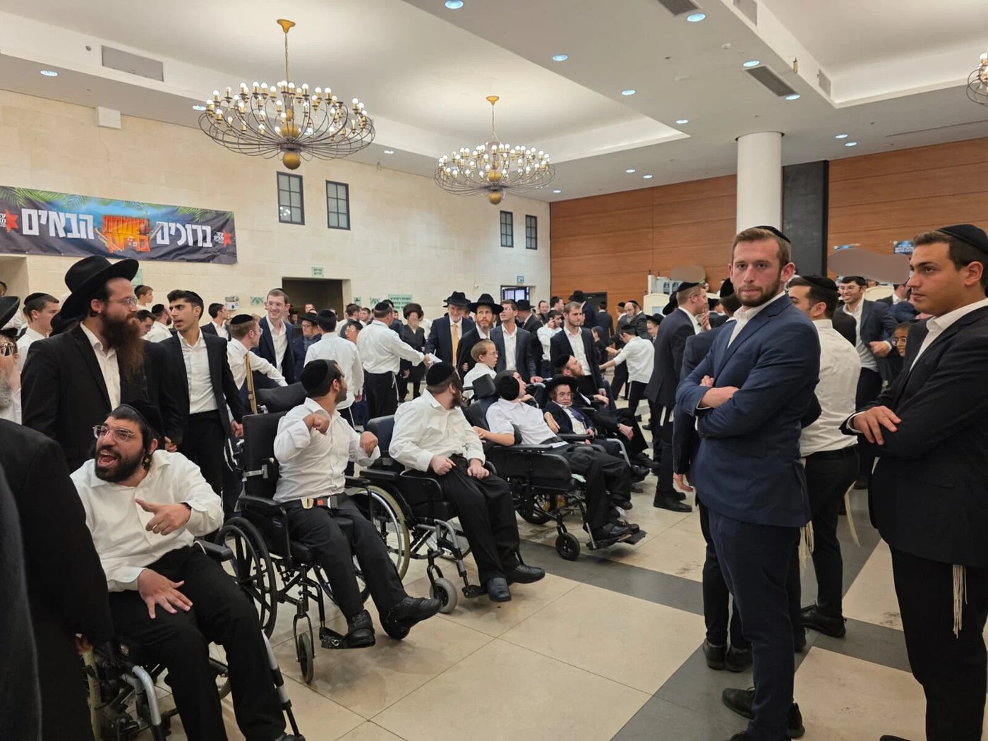 שמחת בית השואבה המסורתית של עזר מציון בראשות גדולי ישראל