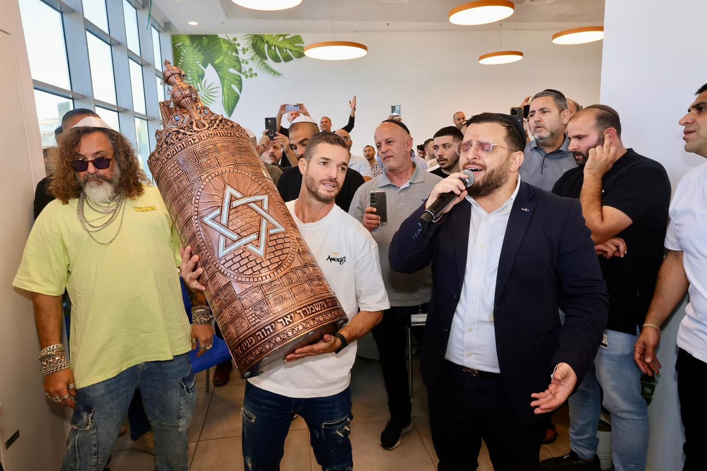 הכנסת ספר תורה לבית הכנסת שבמטה חברת ׳רכבת ישראל׳