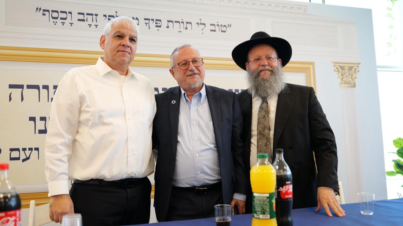 הכנסת ספר תורה לבית הכנסת שבמטה חברת ׳רכבת ישראל׳