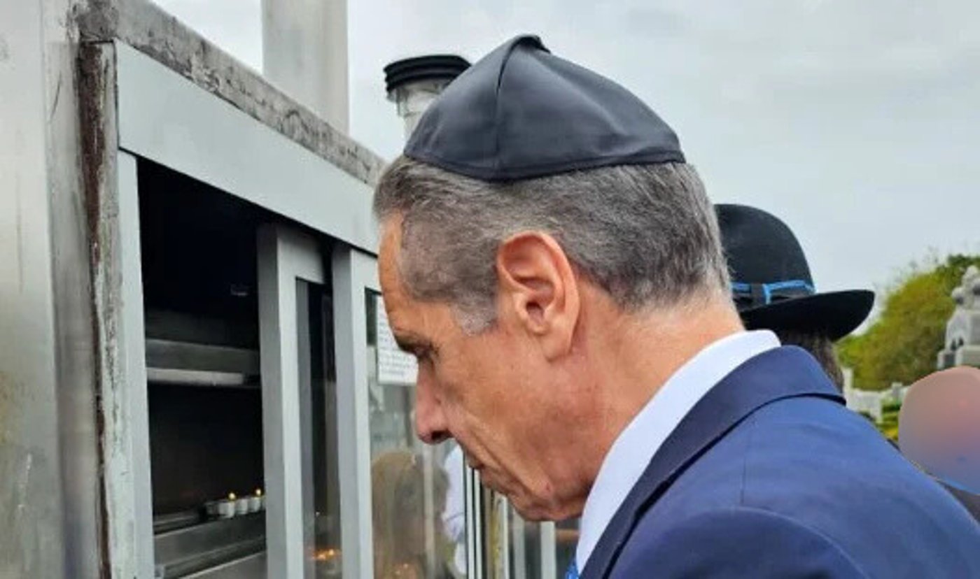 קאומו, חבוש כיפה, בכניסתו לציון הרבי מחב"ד לאחרונה