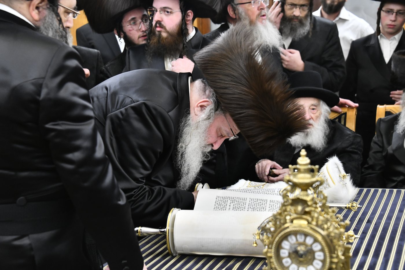 האדמו"ר מנדבורנה בכתיבת אותיות