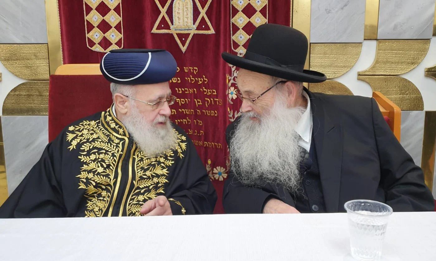 הראשון לציון הגר"י יוסף עם הגר"מ מאיה