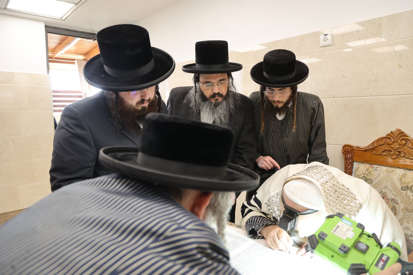 האדמו"ר מתולדות אהרן בכתיבת אותיות לס"ת