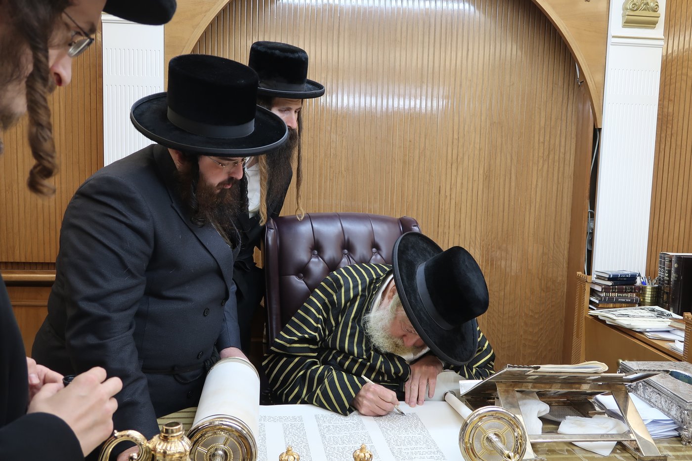 האדמו"ר מתולדות אברהם יצחק בכתיבת אותיות לס"ת