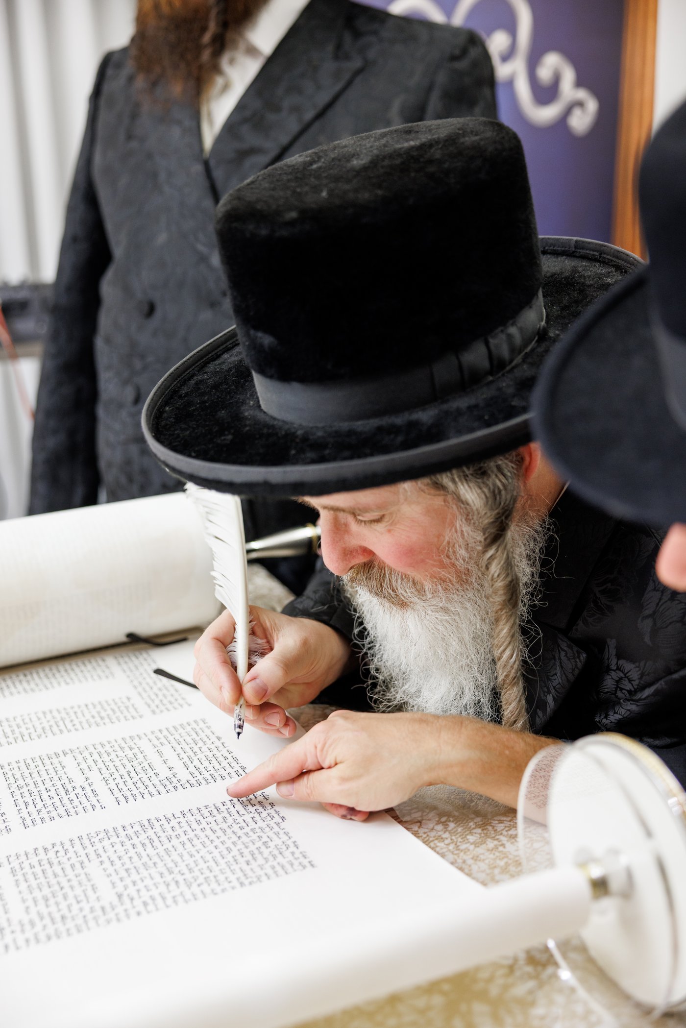 הרה"צ רבי אהרן דוד רוזנבוים בכתיבת אותיות לס"ת