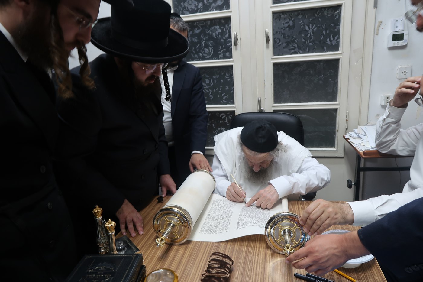 הגאון רבי דב לנדו בכתיבת אותיות לס"ת