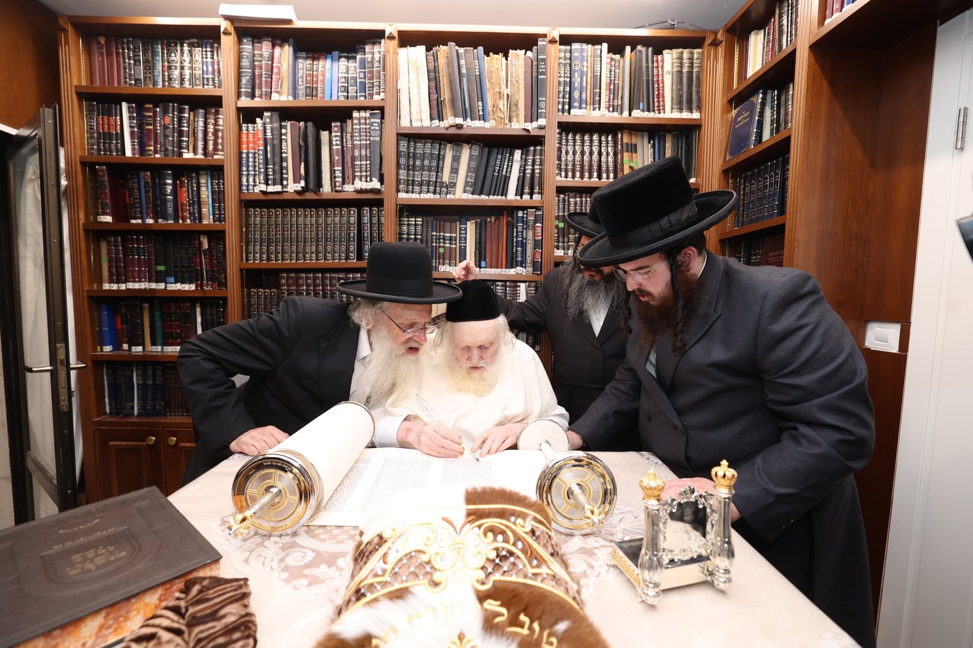 הגאון רבי משה שטרנבוך בכתיבת אותיות לס"ת