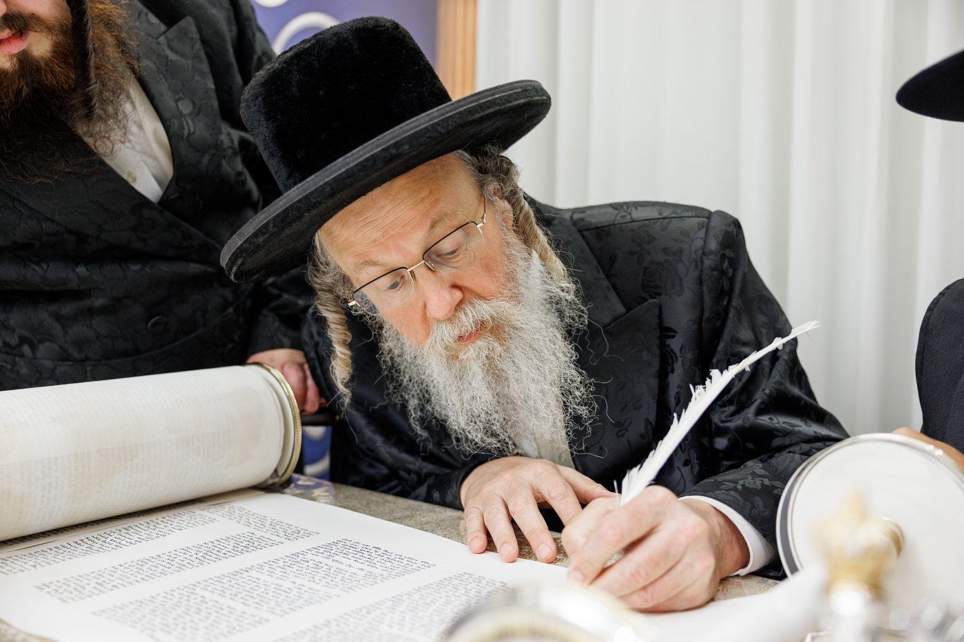 האדמו,ר מביאלה ישרי לב בכתיבת אותיות לס"ת