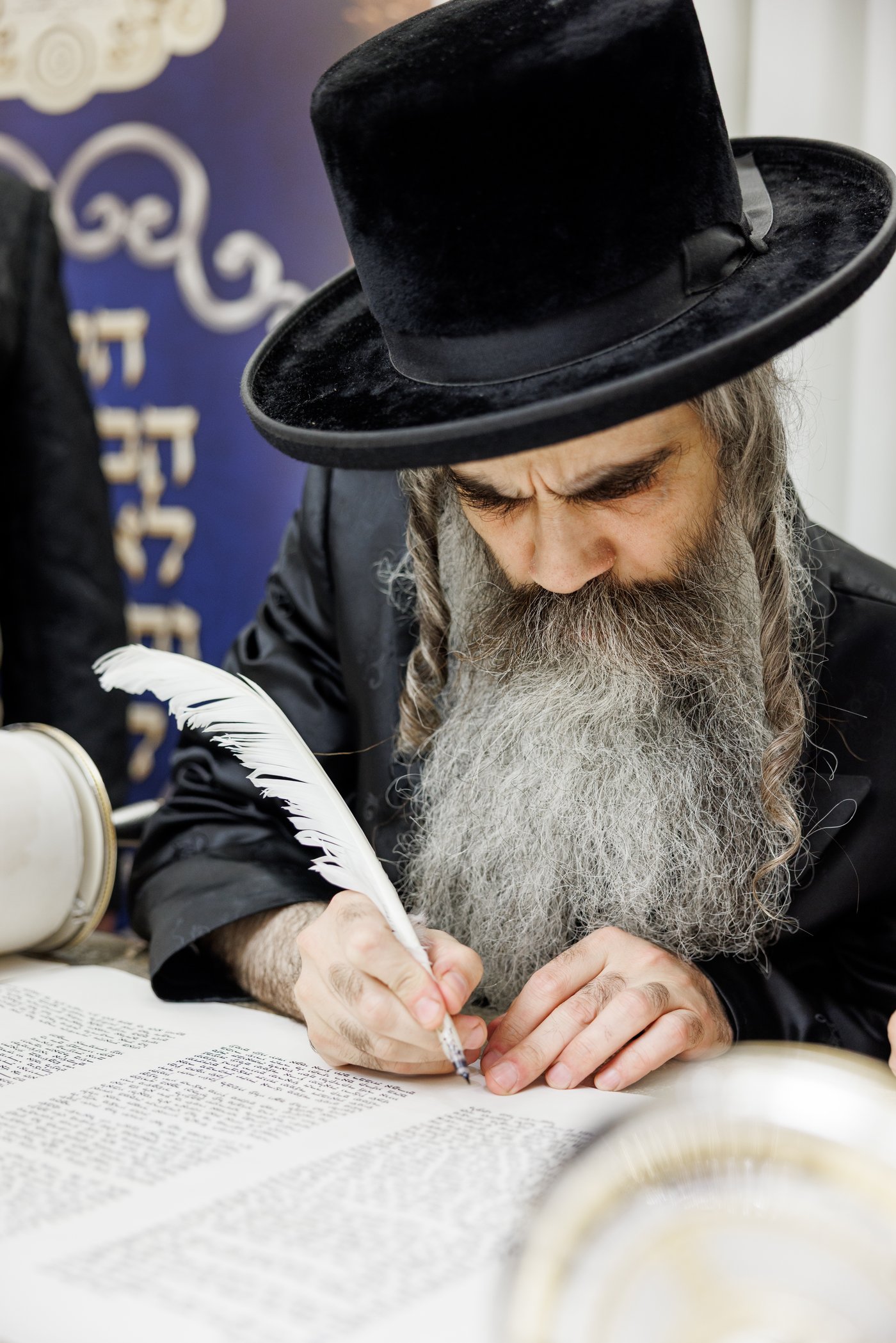 הרה"צ רבי בעריל רוקח בכתיבת אותיות לס"ת