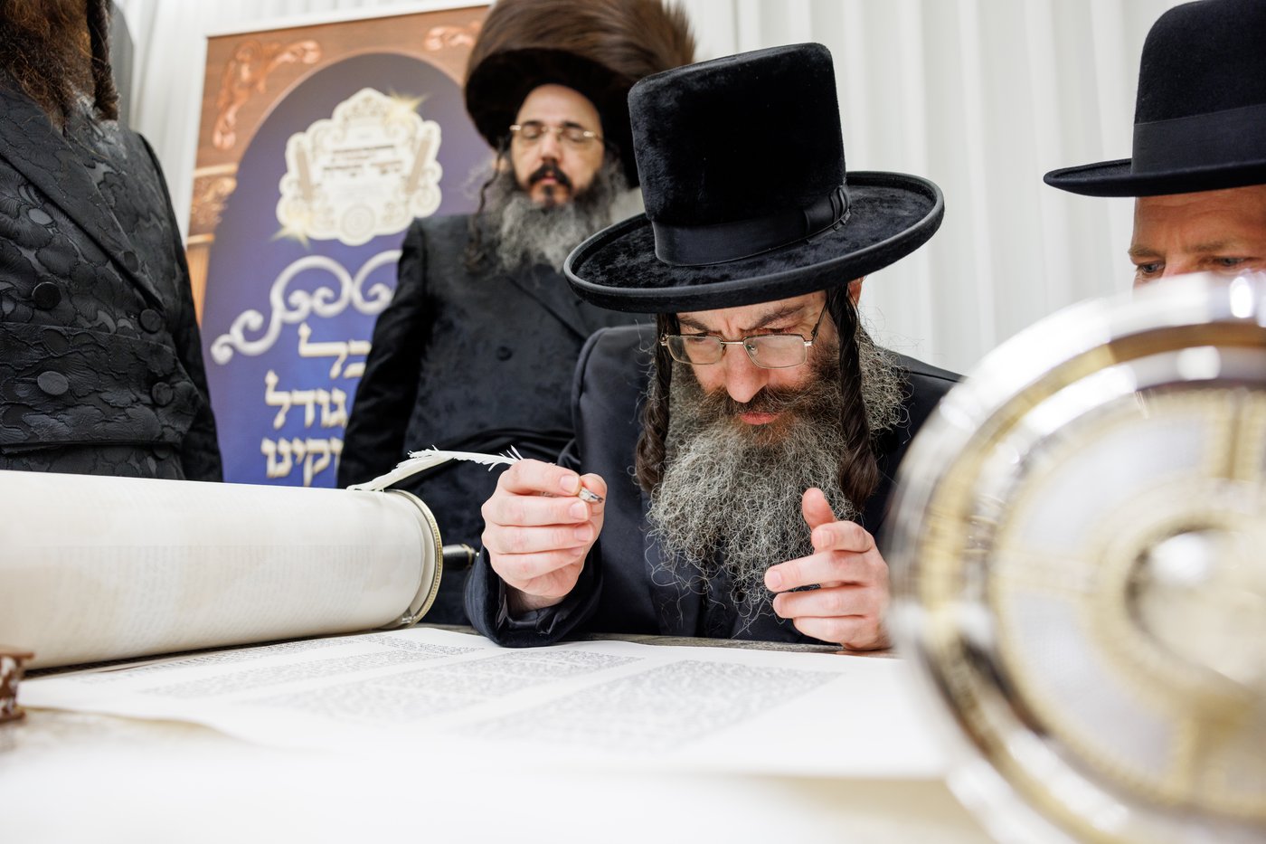 האדמו"ר מקליוולנד בכתיבת אותיות לס"ת