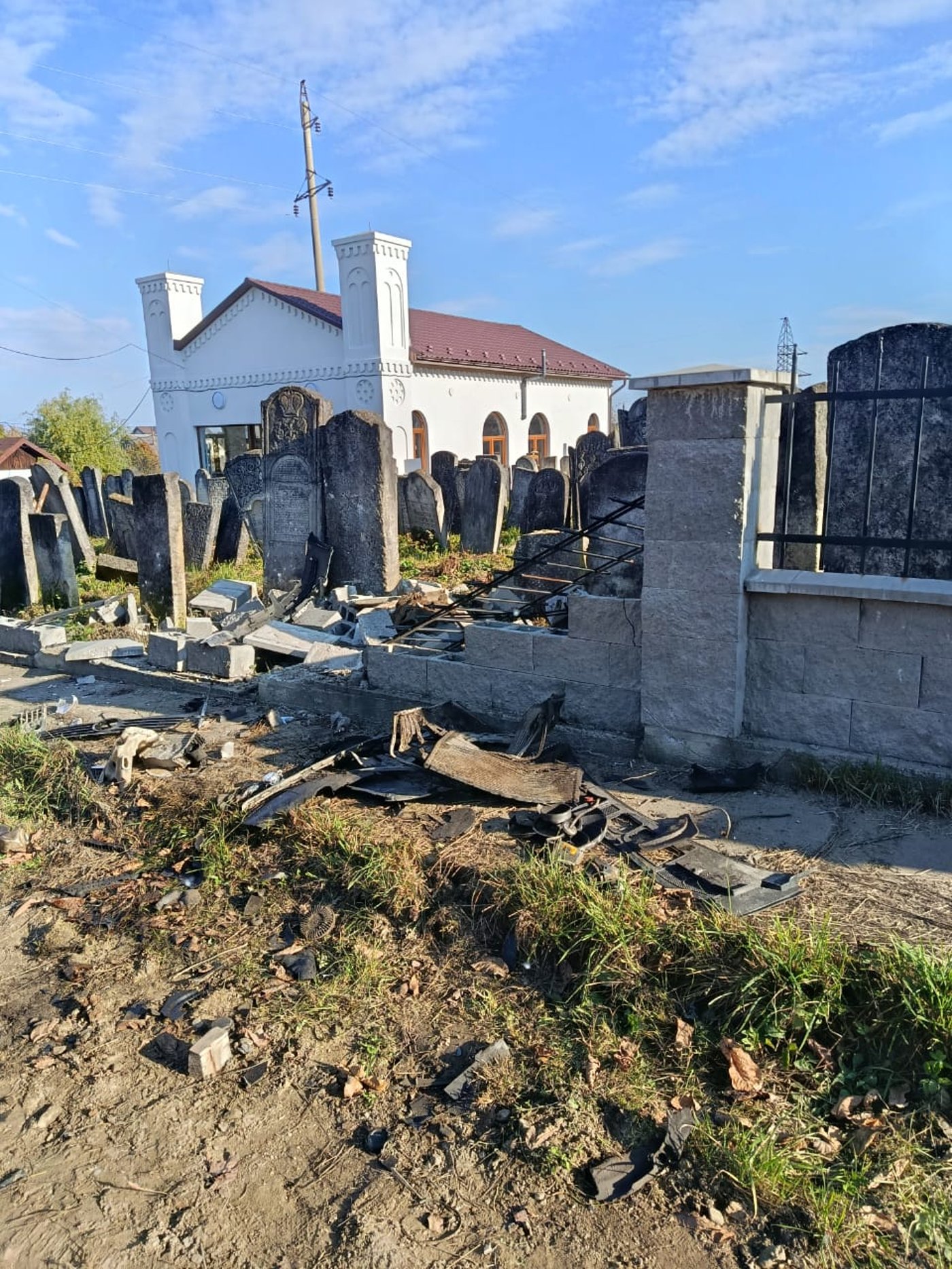 מראה ההרס בבית העלמין בויזניצא