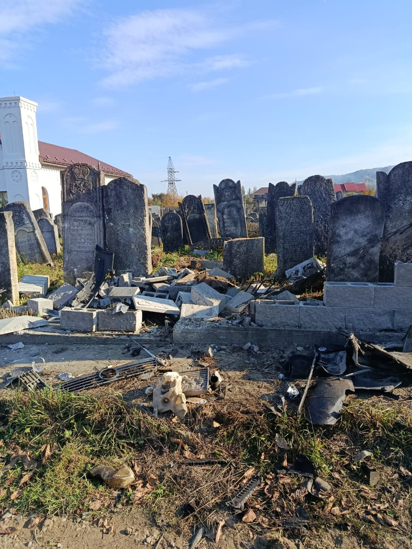 מראה ההרס בבית העלמין בויזניצא