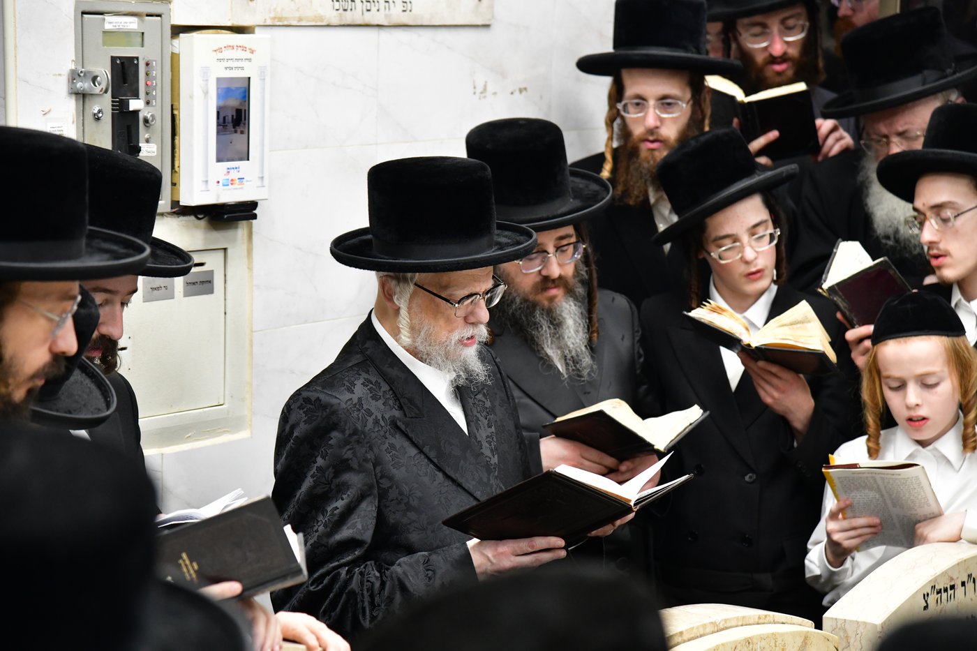 האדמו"ר מסערט ויז'ניץ בתפילה באוהל בית ויז'ניץ