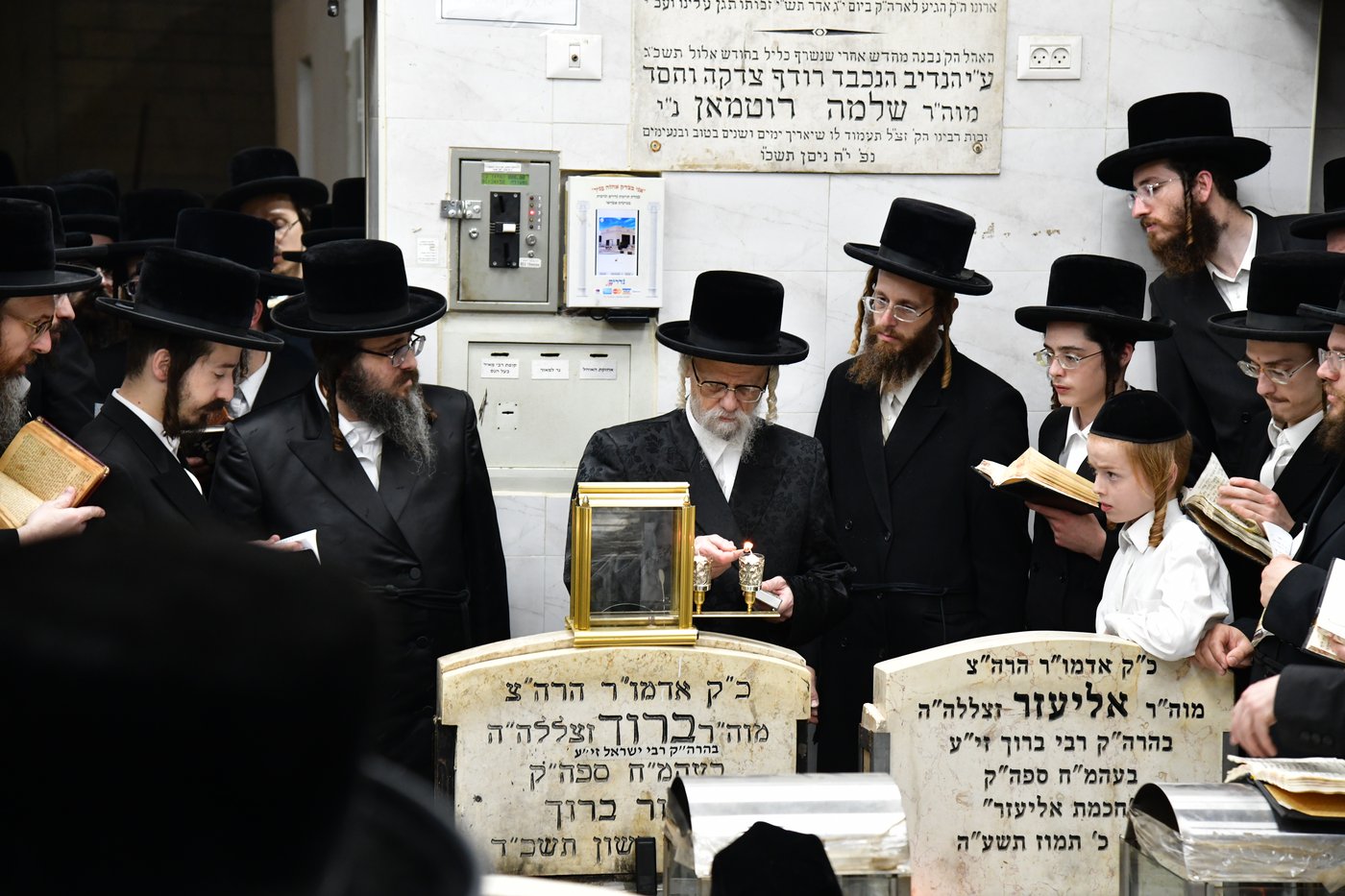 האדמו"ר מסערט ויז'ניץ בתפילה באוהל בית ויז'ניץ