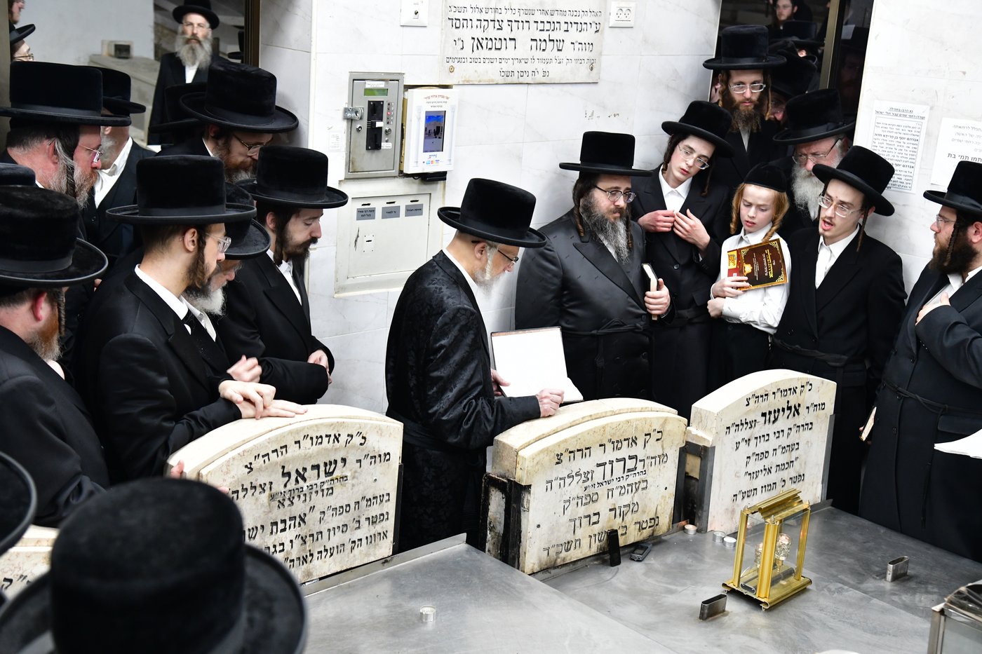 האדמו"ר מסערט ויז'ניץ בתפילה באוהל בית ויז'ניץ