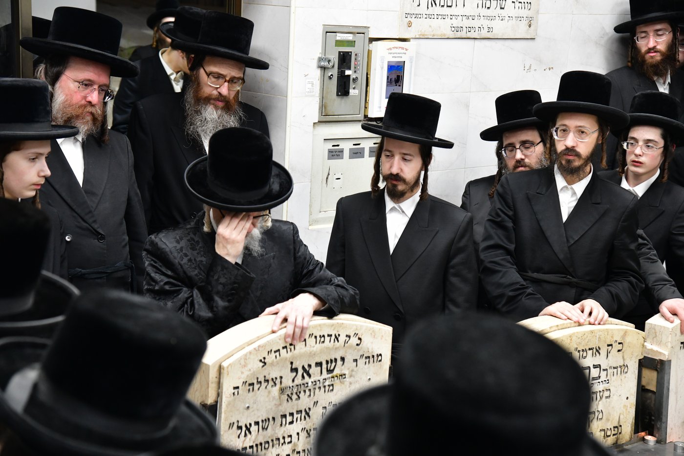 האדמו"ר מסערט ויז'ניץ בתפילה באוהל בית ויז'ניץ