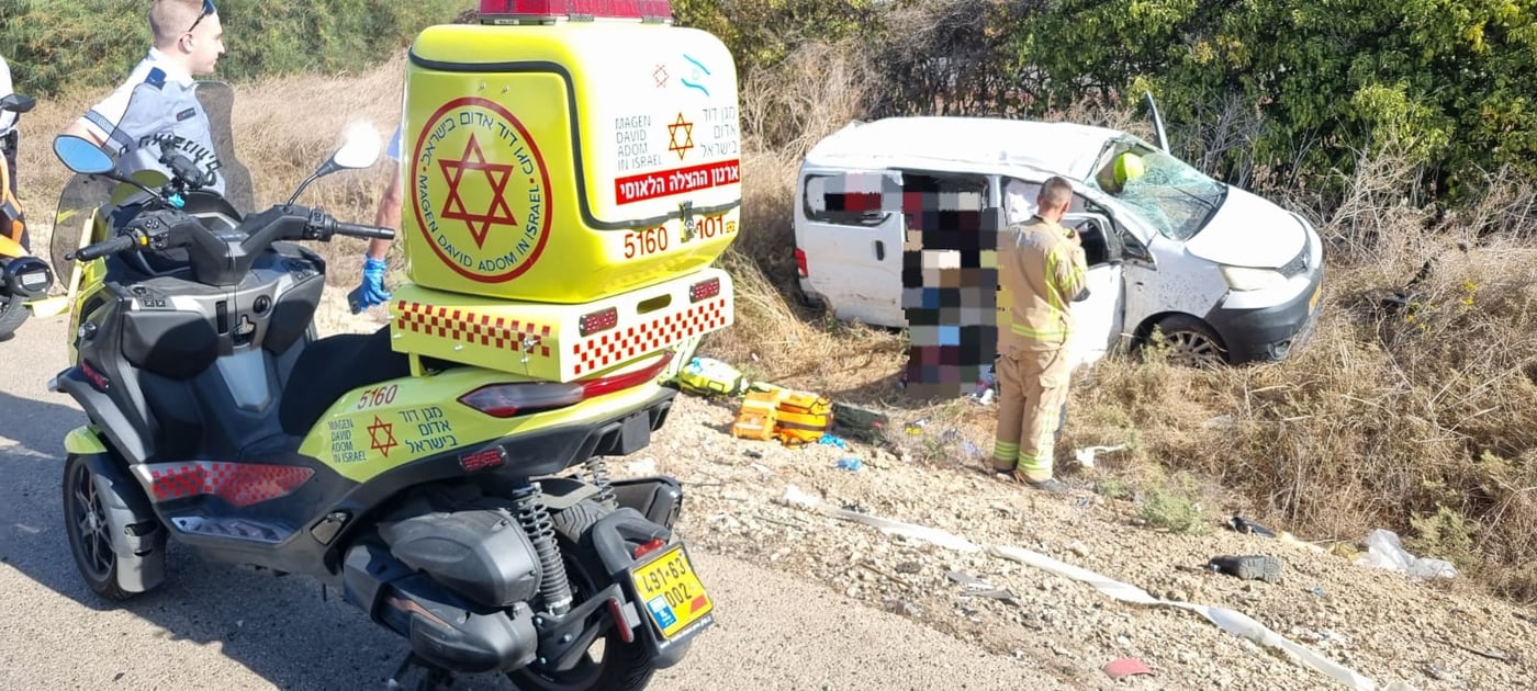 רכב התהפך בכניסה ליישוב החרדי; צעיר פונה במצב קשה עם פגיעת ראש