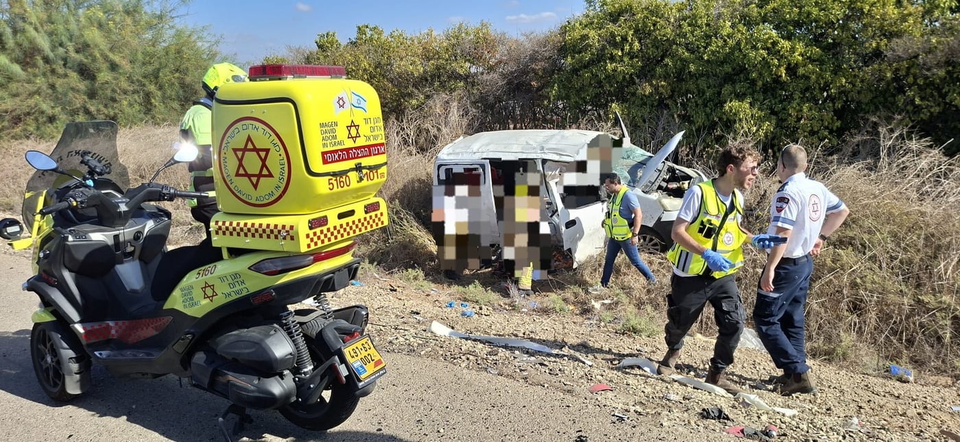 רכב התהפך בכניסה ליישוב החרדי; צעיר פונה במצב קשה עם פגיעת ראש