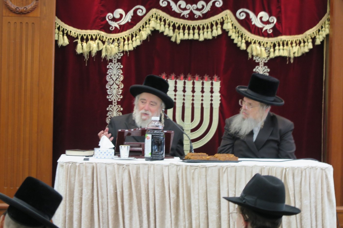 הגה"צ רבי יצחק משה ארלנגר בשיחה בישיבת ויז'ניץ באנטווערפן