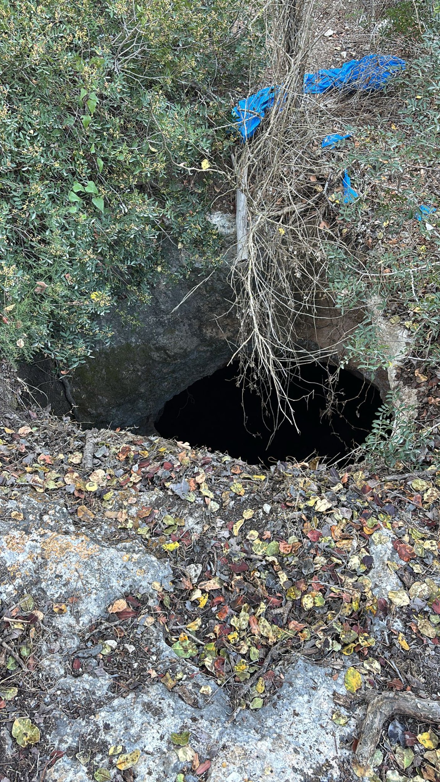 הבור שאליו נפל, סמוך לחורבת חגלון דרומית לעין הוד