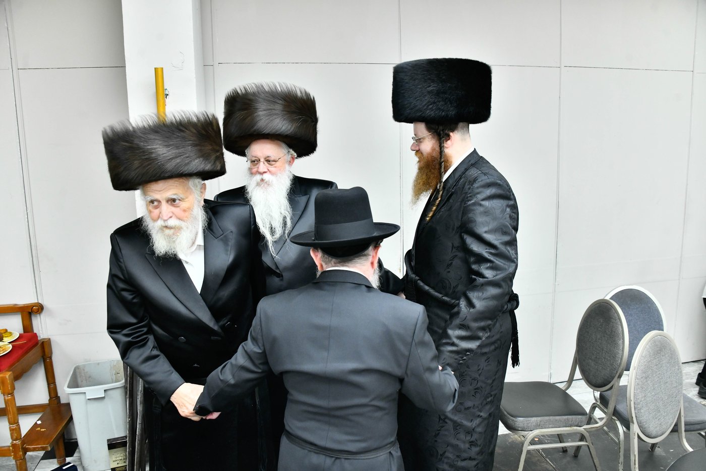 הסבא חכ"ל הרב שמעלקא הלפרט בריקוד עם בנו משפחתו בשמחה