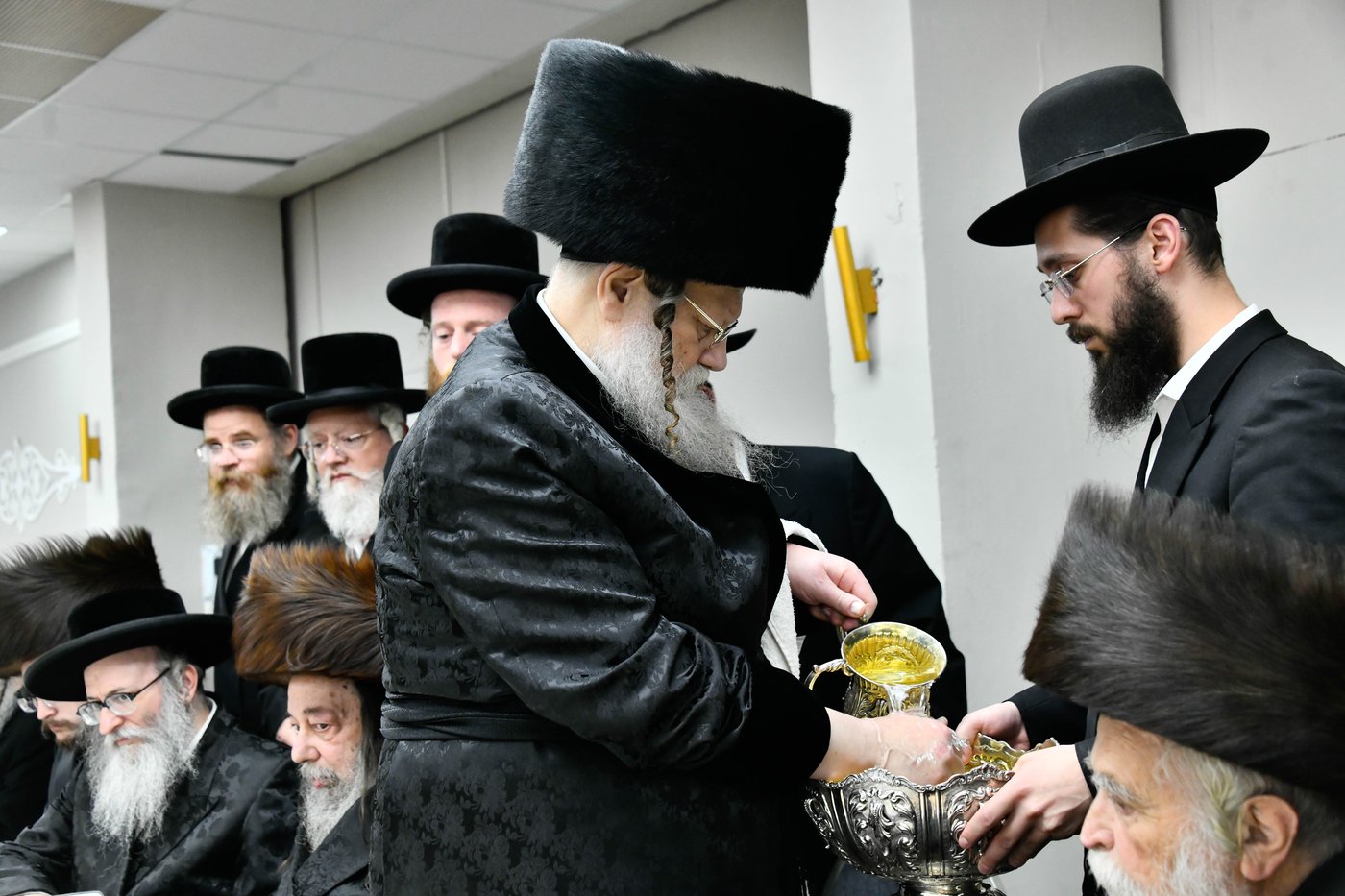 האדמו"ר ממודז'יץ בנטילת ידיים לשמחה