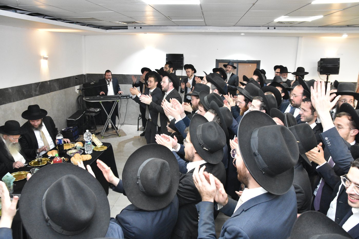 הגר"ע אויערבאך בסיום מסכת עירובין בכולל 'דעת שמואל'