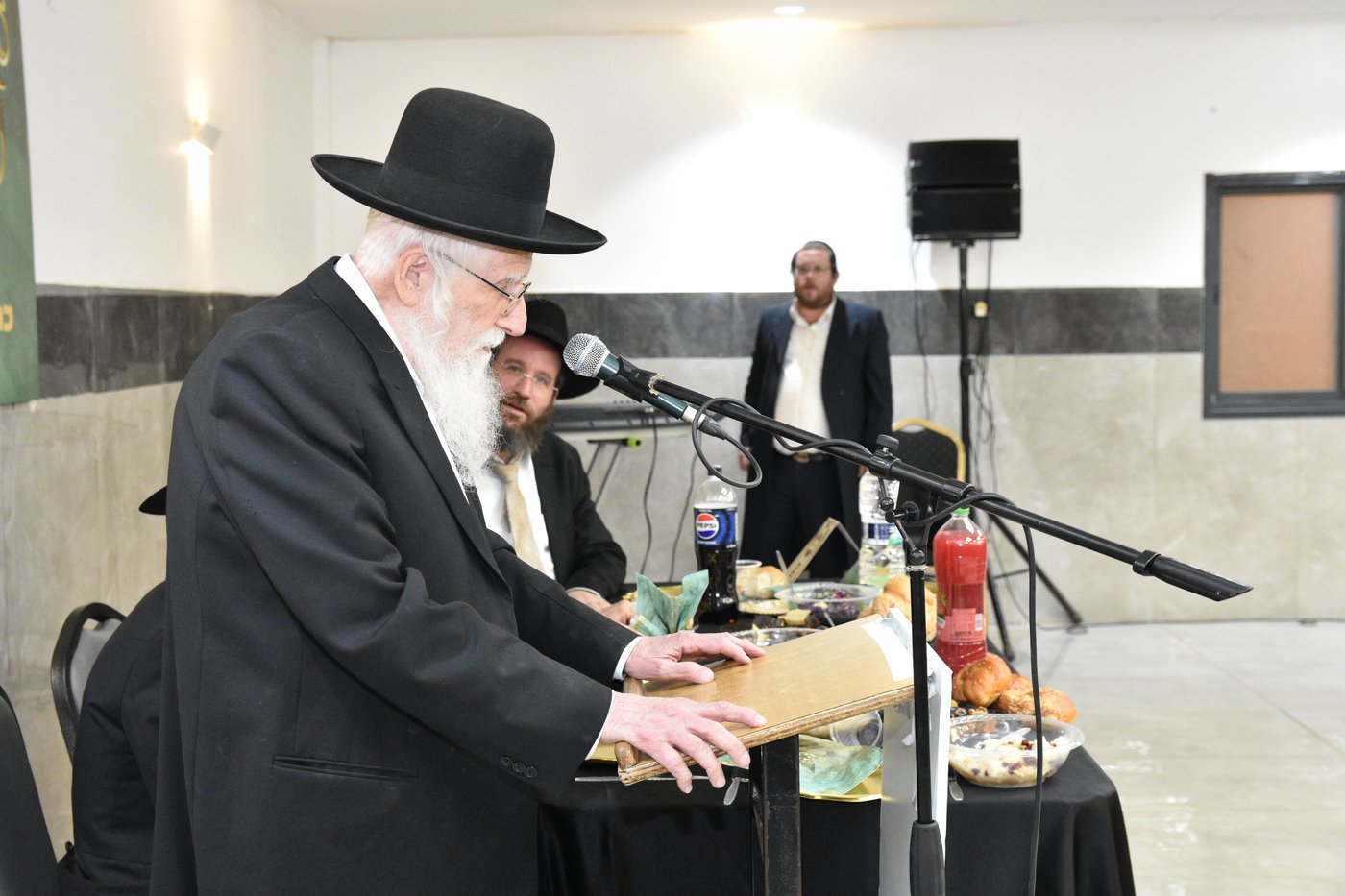 הגר"ע אויערבאך בסיום מסכת עירובין בכולל 'דעת שמואל'