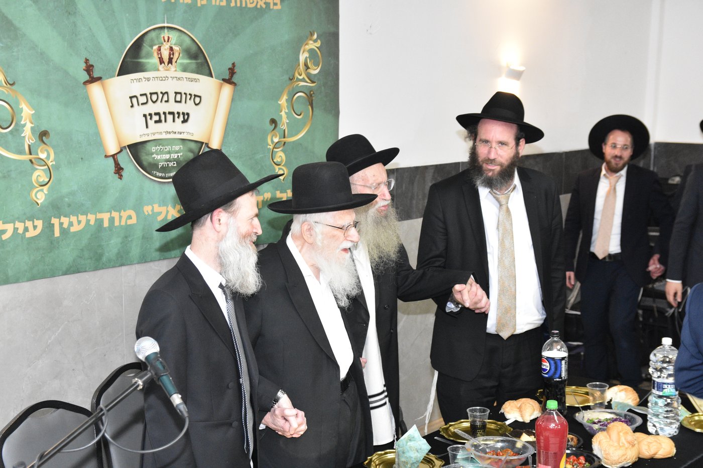 הגר"ע אויערבאך בסיום מסכת עירובין בכולל 'דעת שמואל'