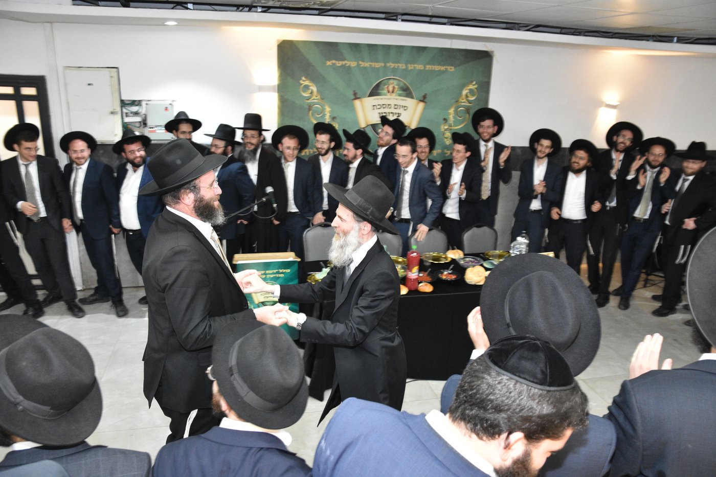 הגר"ע אויערבאך בסיום מסכת עירובין בכולל 'דעת שמואל'