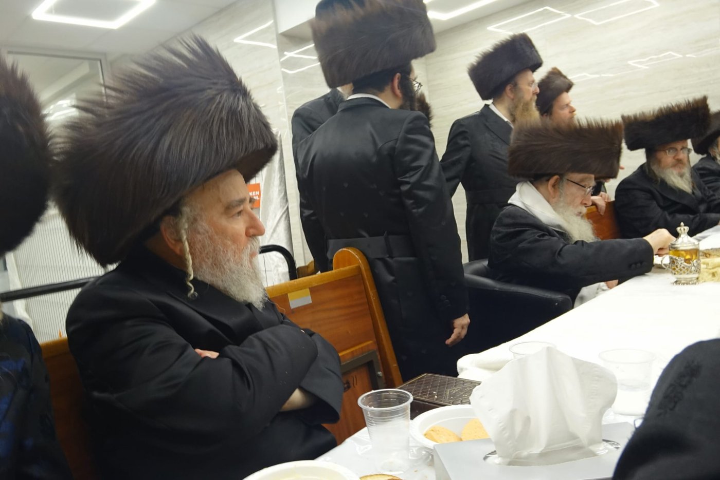 הגה"צ רבי יצחק משה ארלנגר במלווה מלכה אצל האדמו"ר מפשעווארסק