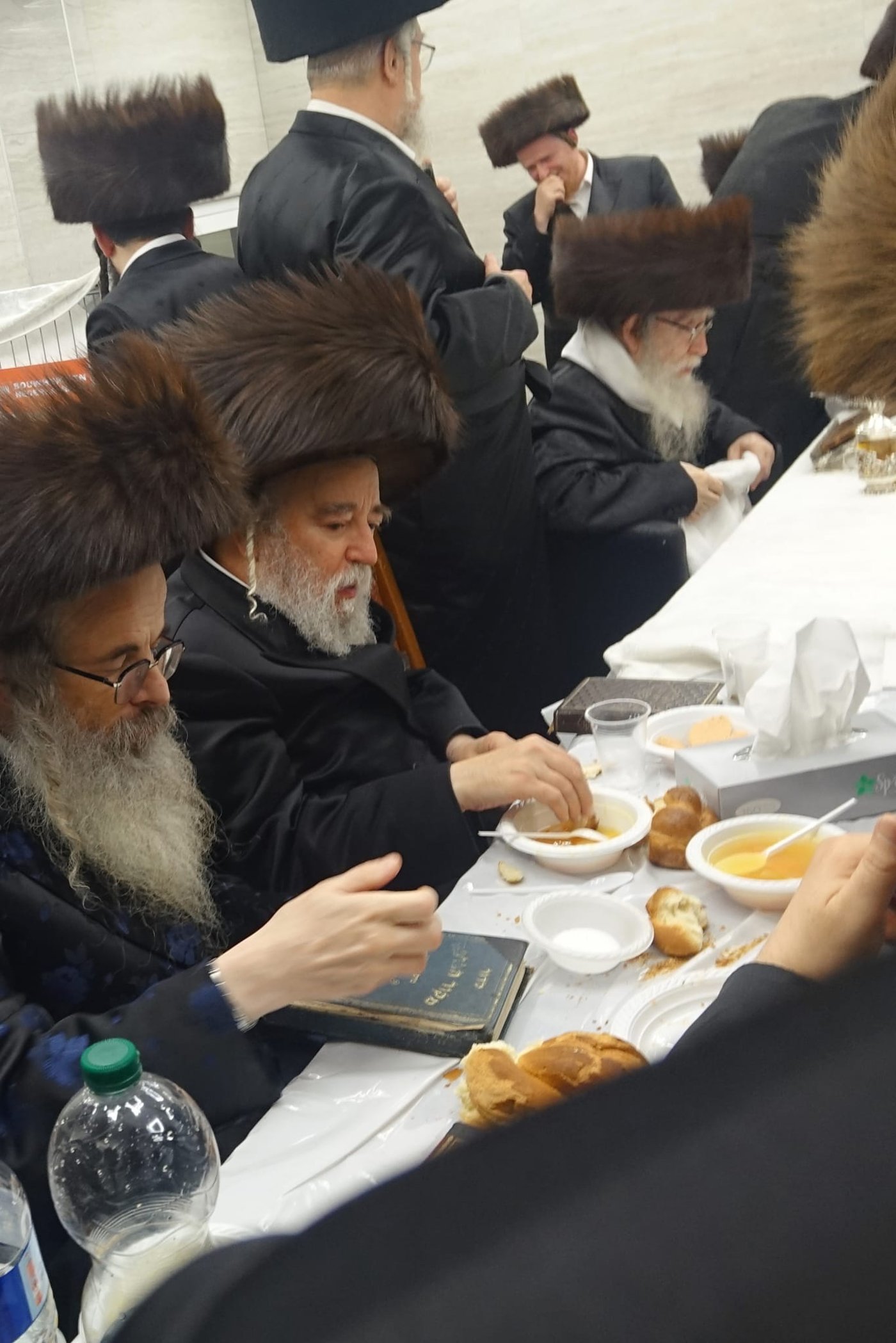 הגה"צ רבי יצחק משה ארלנגר במלווה מלכה אצל האדמו"ר מפשעווארסק