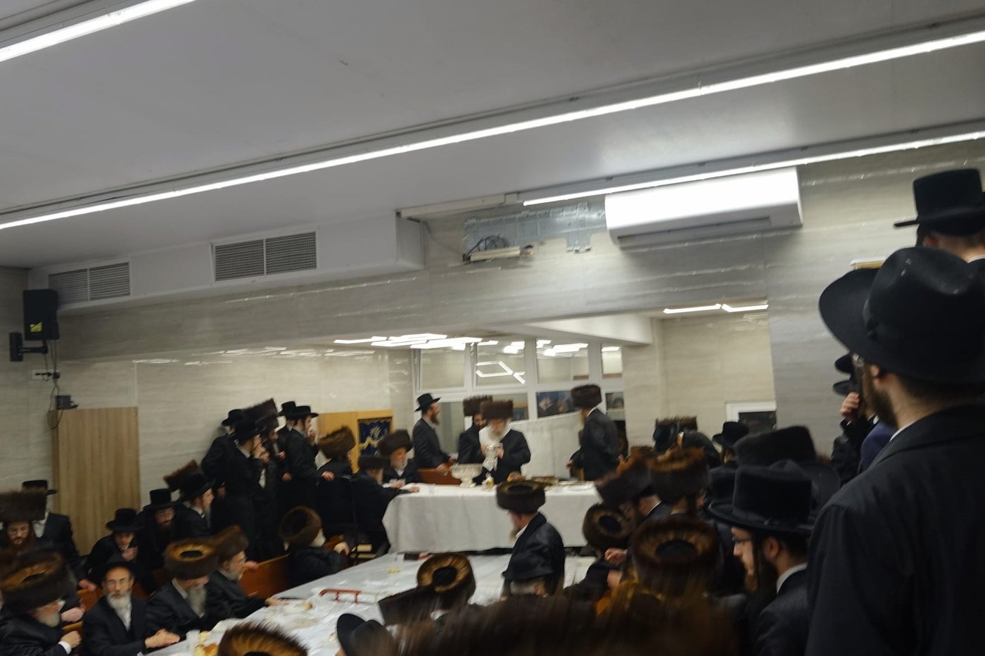 הגה"צ רבי יצחק משה ארלנגר במלווה מלכה אצל האדמו"ר מפשעווארסק